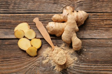 Tahta masada zencefil tozlu kaşık