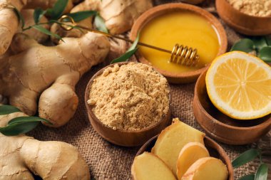 Zencefilli kase, bal ve limon masada, yakın plan.