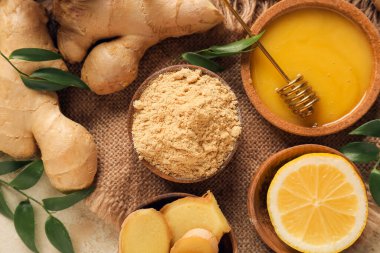 Zencefilli kase, bal ve limon masada, yakın plan.