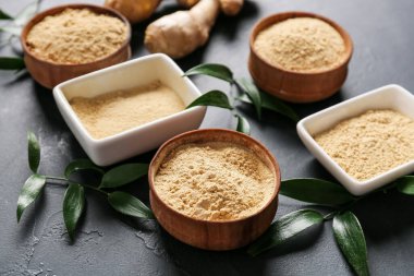 Koyu arkaplanda zencefil tozu olan kaseler