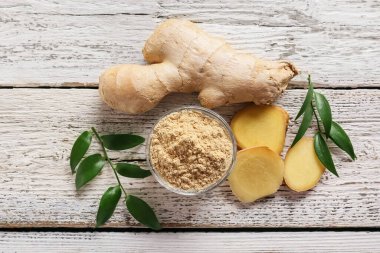 Zemin zencefilli ve kökleri beyaz ahşap arka planda