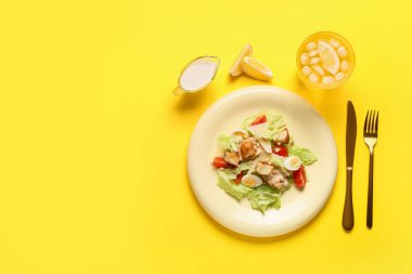 Renkli Sezar salatası tabağı.
