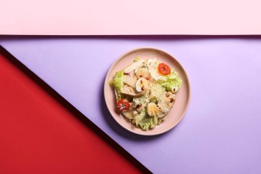 Renkli Sezar salatası tabağı.