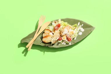 Renkli Sezar salatası tabağı.