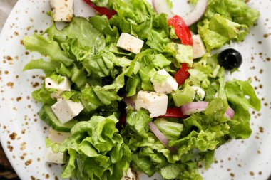 Taze Yunan salatası tabağı, yakın plan.