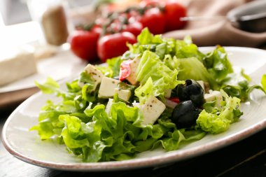 Koyu ahşap arka planda taze Yunan salatası.