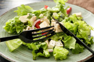 Taze Yunan salatası tabağı, yakın plan.