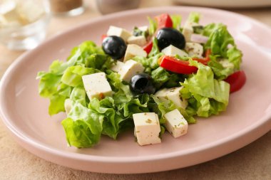 Arka planda taze Yunan salatası tabağı, yakın plan.