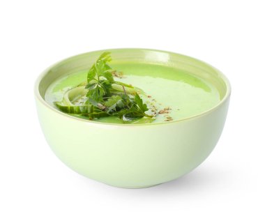 Beyaz arka planda yeşil gazpacho ile kase