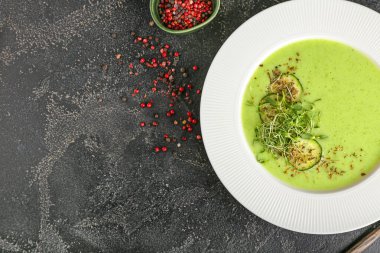 Koyu arkaplanda yeşil gazpacho tabağı.