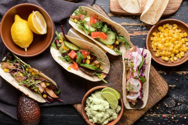 Tako ve lezzetli guacamole ile kompozisyon koyu ahşap arka planda.