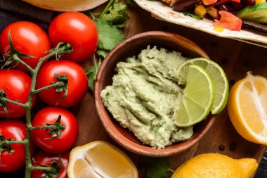 Masada lezzetli guacamole ile kase, yakın plan.