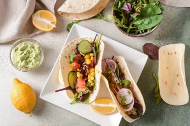 Tako tabağı ve arka planda lezzetli guacamole.