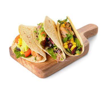 Beyaz arka planda taco ve lezzetli guacamole tablosu