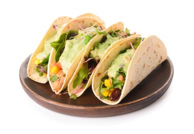 Beyaz arka planda tako ve lezzetli guacamole tabağı.