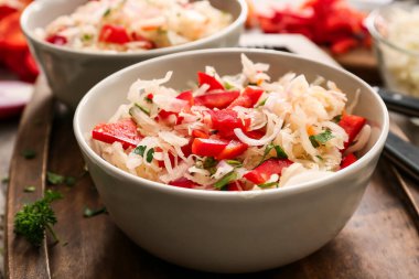 Lezzetli lahana turşulu kaseler.