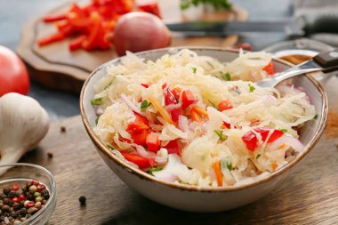 Lezzetli lahana turşulu kase.