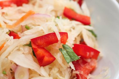 Lezzetli lahana turşusu tabakta, yakın plan.