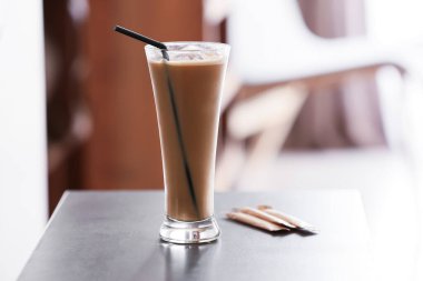 Bir bardak sütlü buzlu kahve.