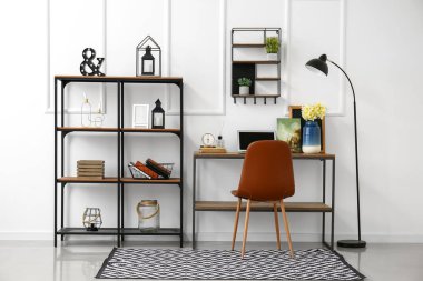 Odanın iç kısımlarında güzel narsisli çiçekler