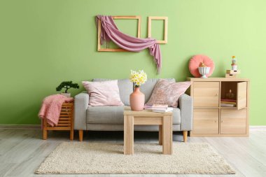 Odanın iç kısımlarında güzel narsisli çiçekler