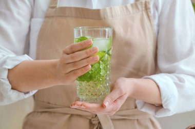 Mutfakta fesleğenli bir bardak limonata.
