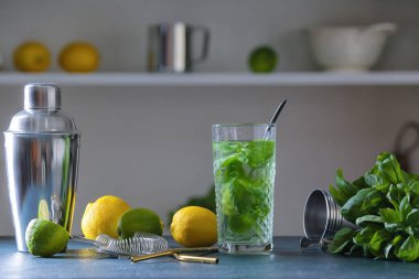 Mutfaktaki fesleğenli bir bardak limonata.