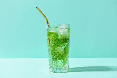 Renkli fesleğenli bir bardak limonata