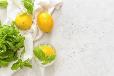 Arka planda fesleğenli bir bardak limonata