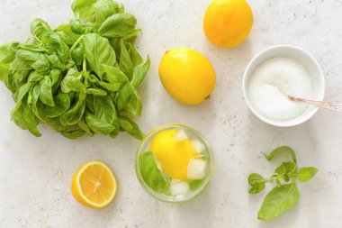 Arka planda fesleğenli bir bardak limonata