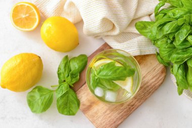 Arka planda fesleğenli bir bardak limonata