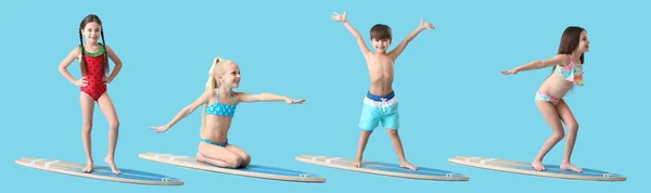 Söta Små Barn Med Surfbrädor Färg Bakgrund — Stockfoto