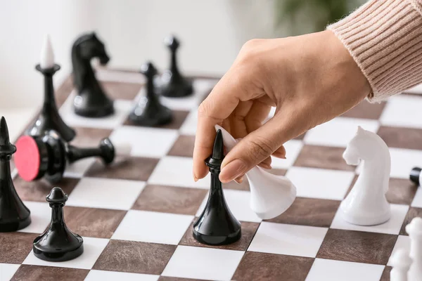 Женщина Играет Шахматы Комнате Крупным Планом — стоковое фото