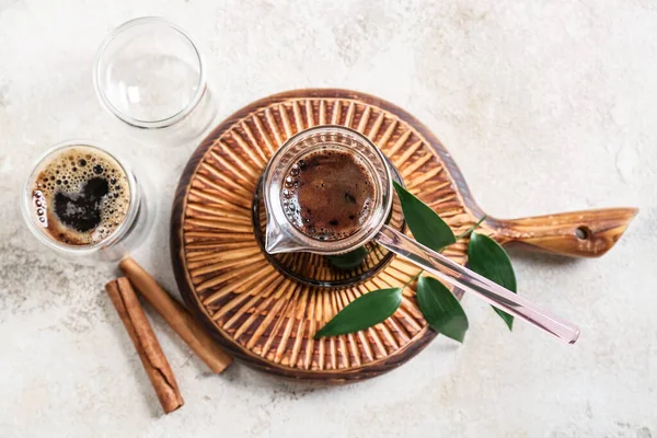 Kanne Und Tasse Mit Türkischem Kaffee Auf Hellem Hintergrund — Stockfoto