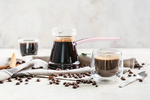 Maceta Taza Con Delicioso Café Turco Sobre Fondo Claro — Foto de Stock