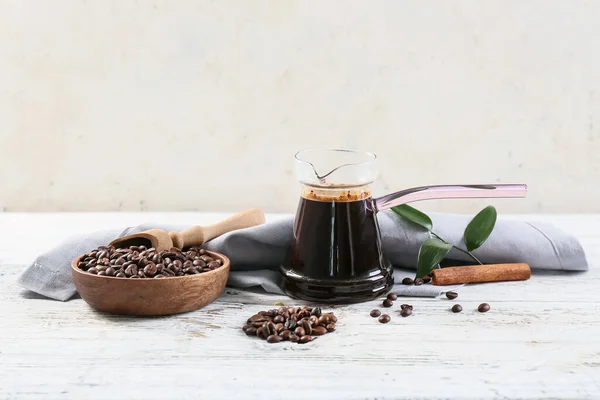 Potje Met Heerlijke Turkse Koffie Bord Met Bonen Lichte Houten — Stockfoto