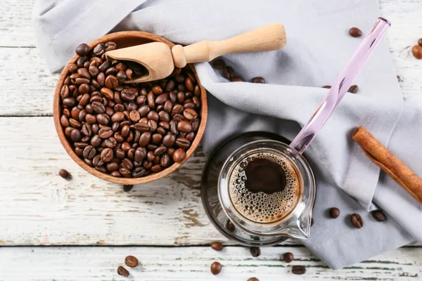 Potje Met Heerlijke Turkse Koffie Bord Met Bonen Lichte Houten — Stockfoto