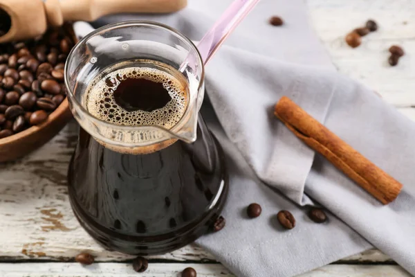 Potje Met Heerlijke Turkse Koffie Bord Met Bonen Lichte Houten — Stockfoto