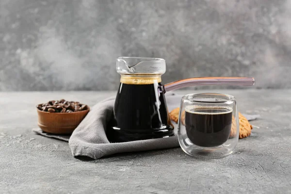 在灰蒙蒙的背景上端着美味的土耳其咖啡和饼干的杯子和杯子 — 图库照片