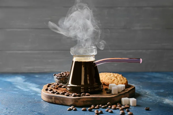 Pot Met Heerlijke Turkse Koffie Suiker Koekjes Kleur Achtergrond — Stockfoto
