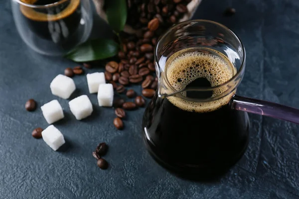 暗い背景においしいトルココーヒーとポットとカップ — ストック写真