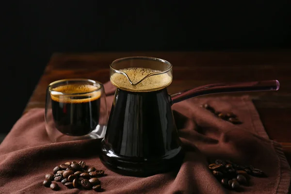 Pote Xícara Com Café Turco Quente Fundo Escuro — Fotografia de Stock