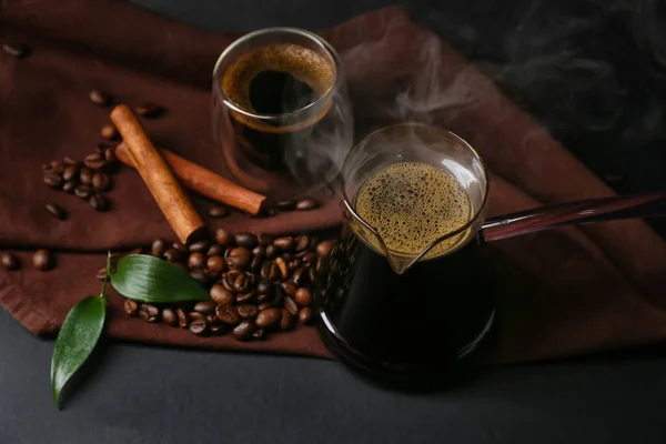 Pot Kopje Met Hete Turkse Koffie Donkere Achtergrond — Stockfoto