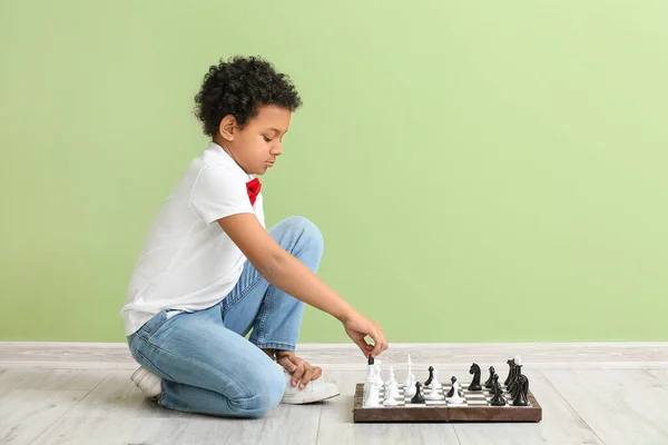 Милый Афроамериканец Играет Шахматы Дома — стоковое фото