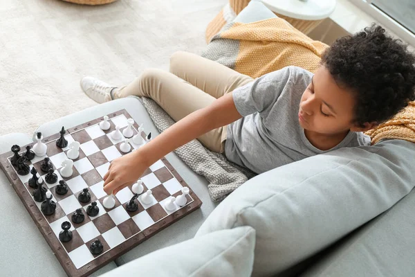 Söt Afroamerikansk Pojke Som Spelar Schack Hemma — Stockfoto
