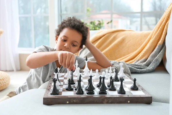 Söt Afroamerikansk Pojke Som Spelar Schack Hemma — Stockfoto