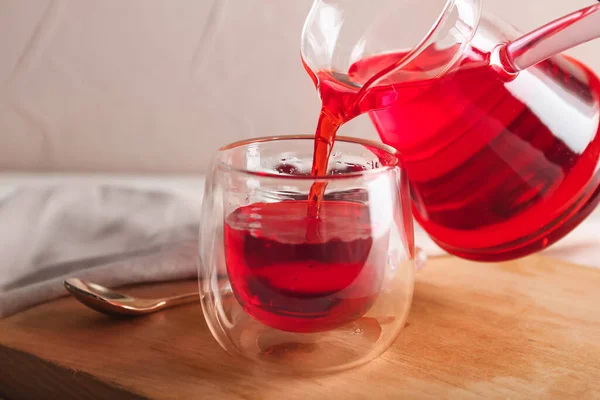 Verser Thé Rouge Chaud Dans Verre Sur Table — Photo