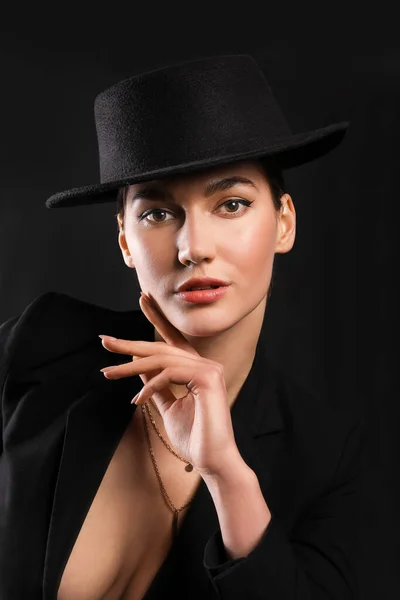 Bella Giovane Donna Elegante Cappello Sfondo Scuro — Foto Stock