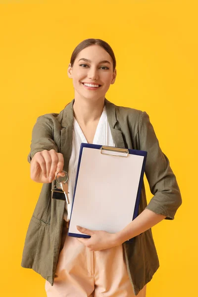 Makelaar Met Sleutel Van Huis Klembord Kleur Achtergrond — Stockfoto