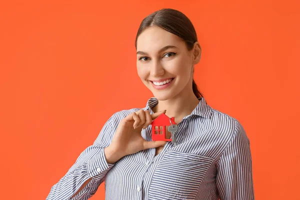Glückliche Junge Frau Mit Hausschlüssel Auf Farbigem Hintergrund — Stockfoto
